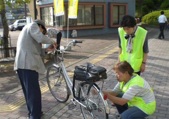 自転車安全対策強化日における広報啓発活動
