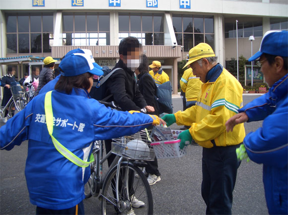 自転車通学の中学生に対する交通安全指導・啓発活動の実施