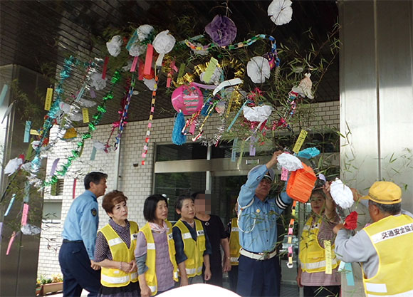 亀山安協女性部員たちによる交通安全祈願「七夕飾り」の制作・設置