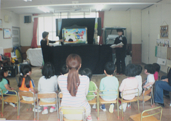 国津保育所における交通安全紙芝居・人形劇の上演による交通安全教室の開催