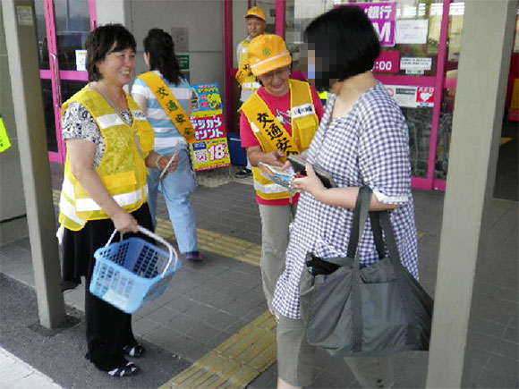 大型店舗前における交通安全啓発活動の実施