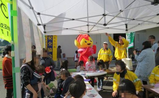 「花垣地区文化祭」における交通安全啓発活動